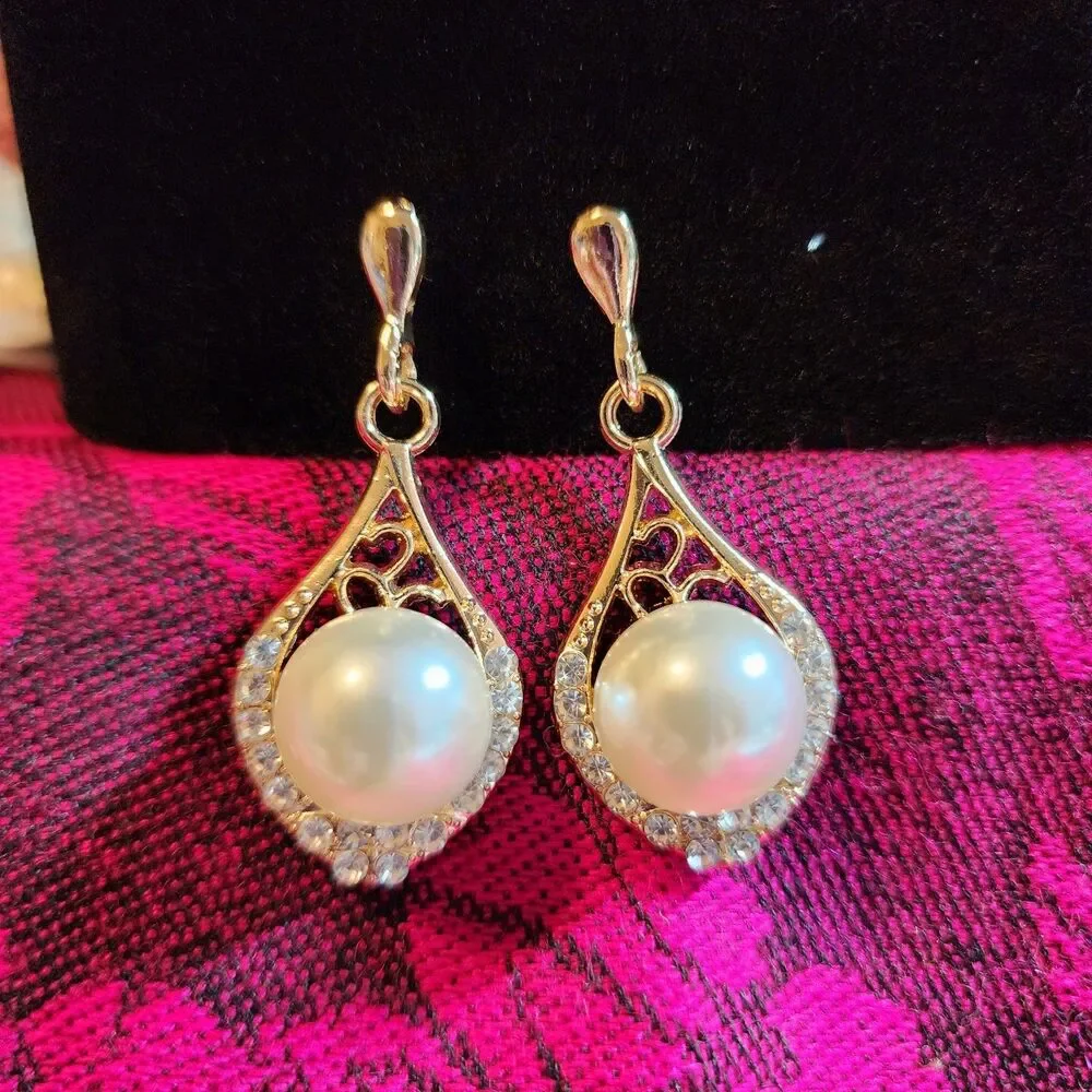 Gold Tone Teardrop Pearl Rhinestone Dangle Earrings. NWOT.